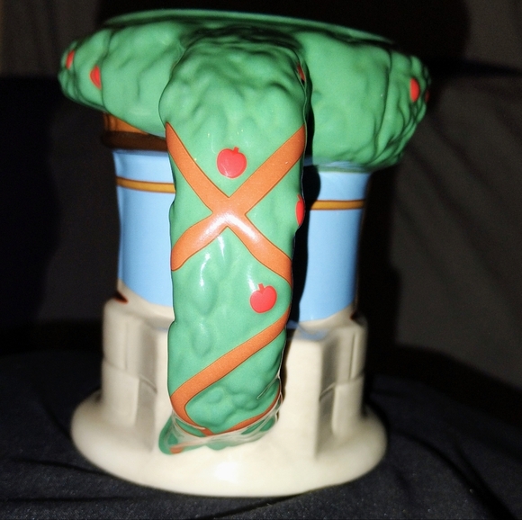 Snow White Themed Mug with Green and Cream Colors - Picture 5 of 8